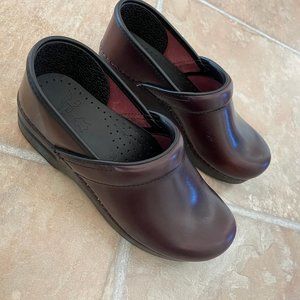 Dansko Professional Cabrio Clogs Cordovan Size 38